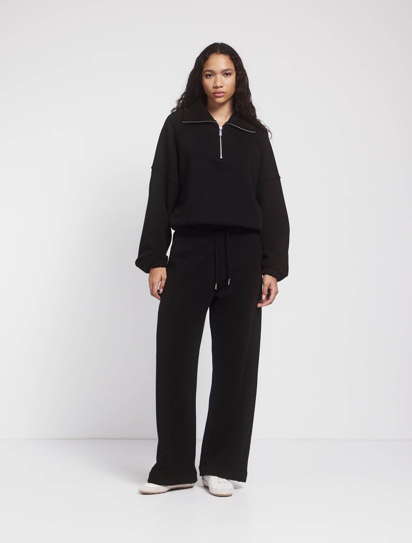 Signature Straight Leg Sweatpant in Black