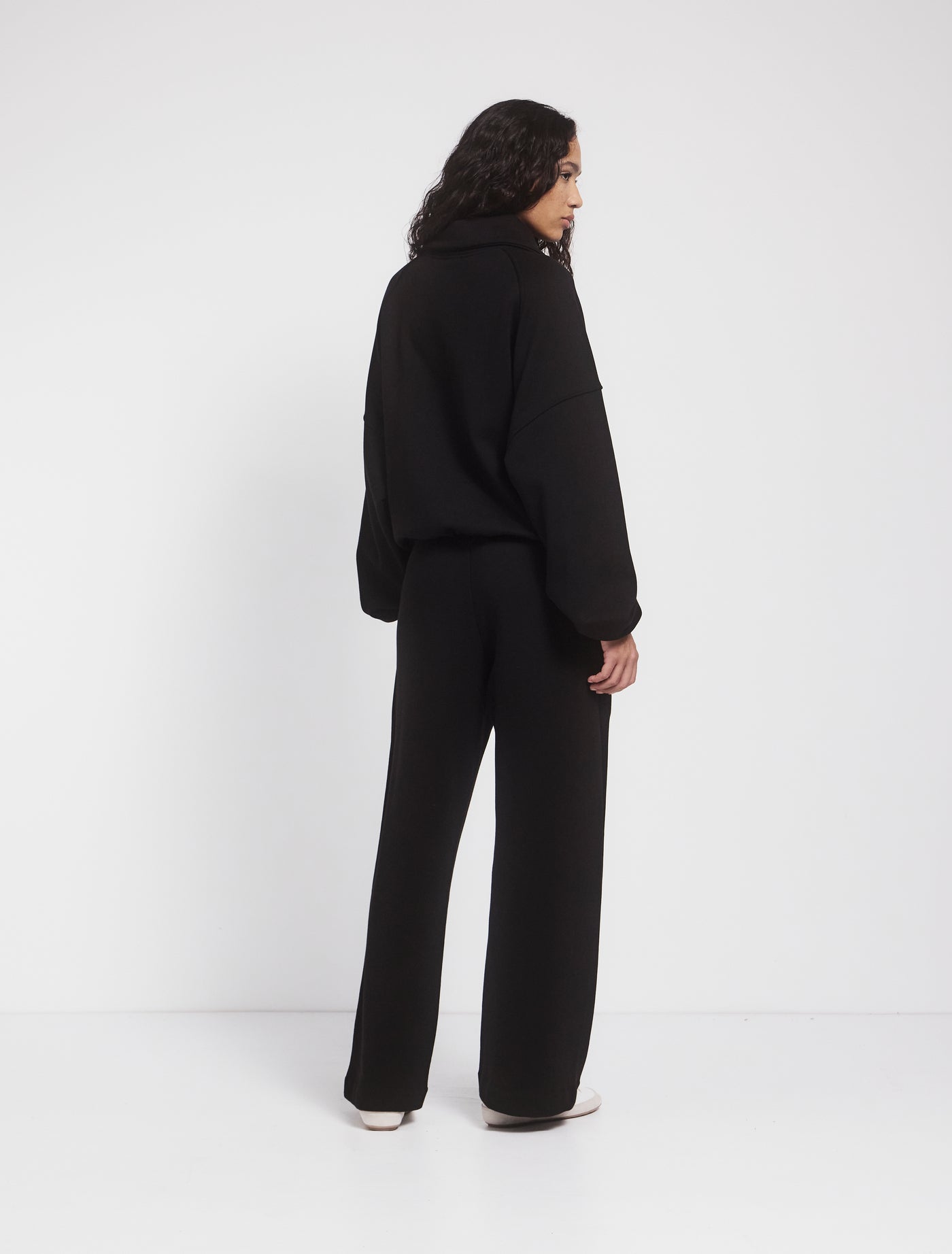 Signature Straight Leg Sweatpant in Black