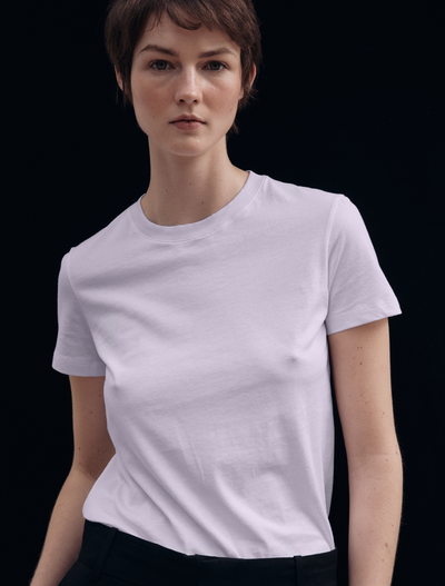 Model wearing Drew T-Shirt in Lavendula