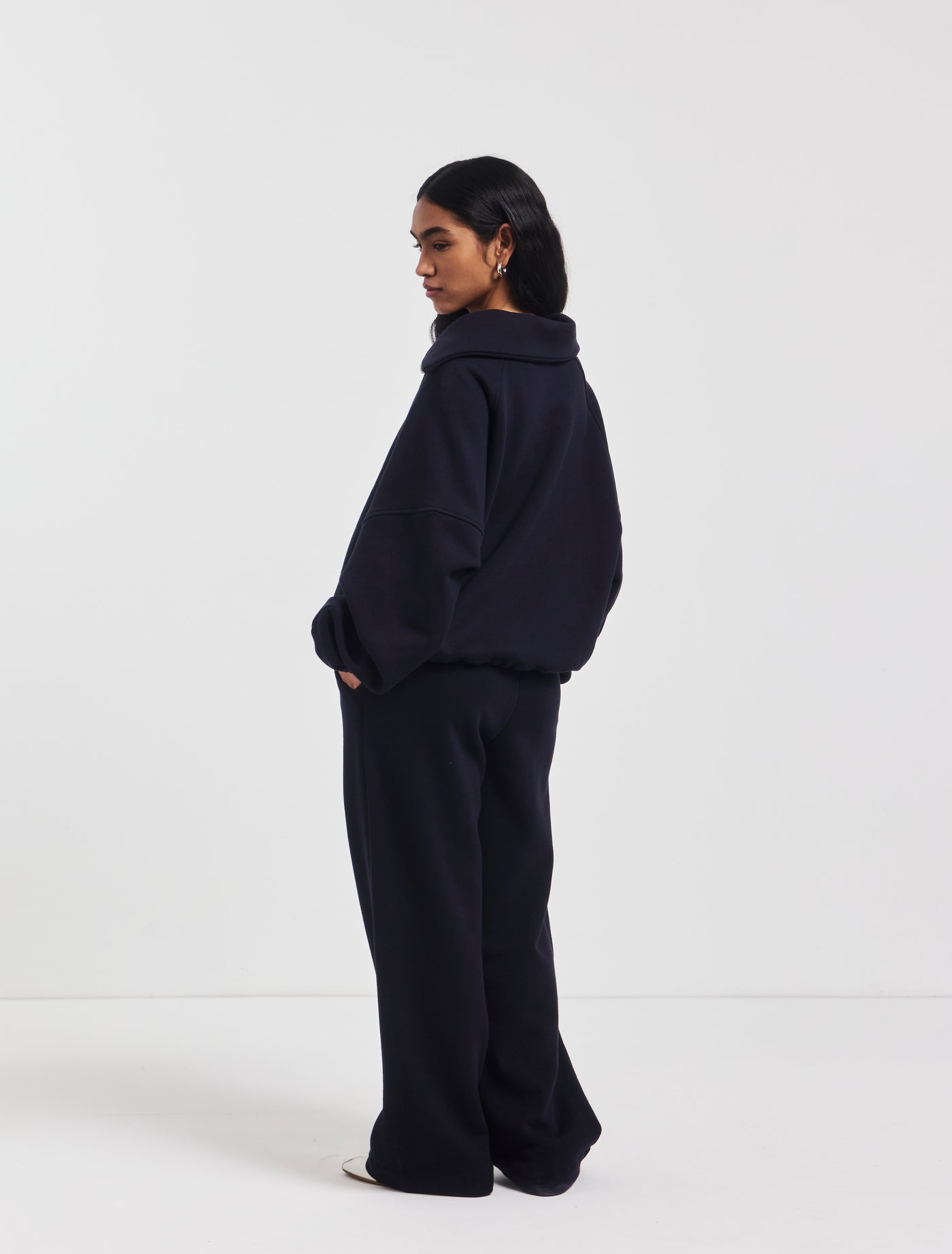 Signature Straight Leg Sweatpant in Darkest Navy