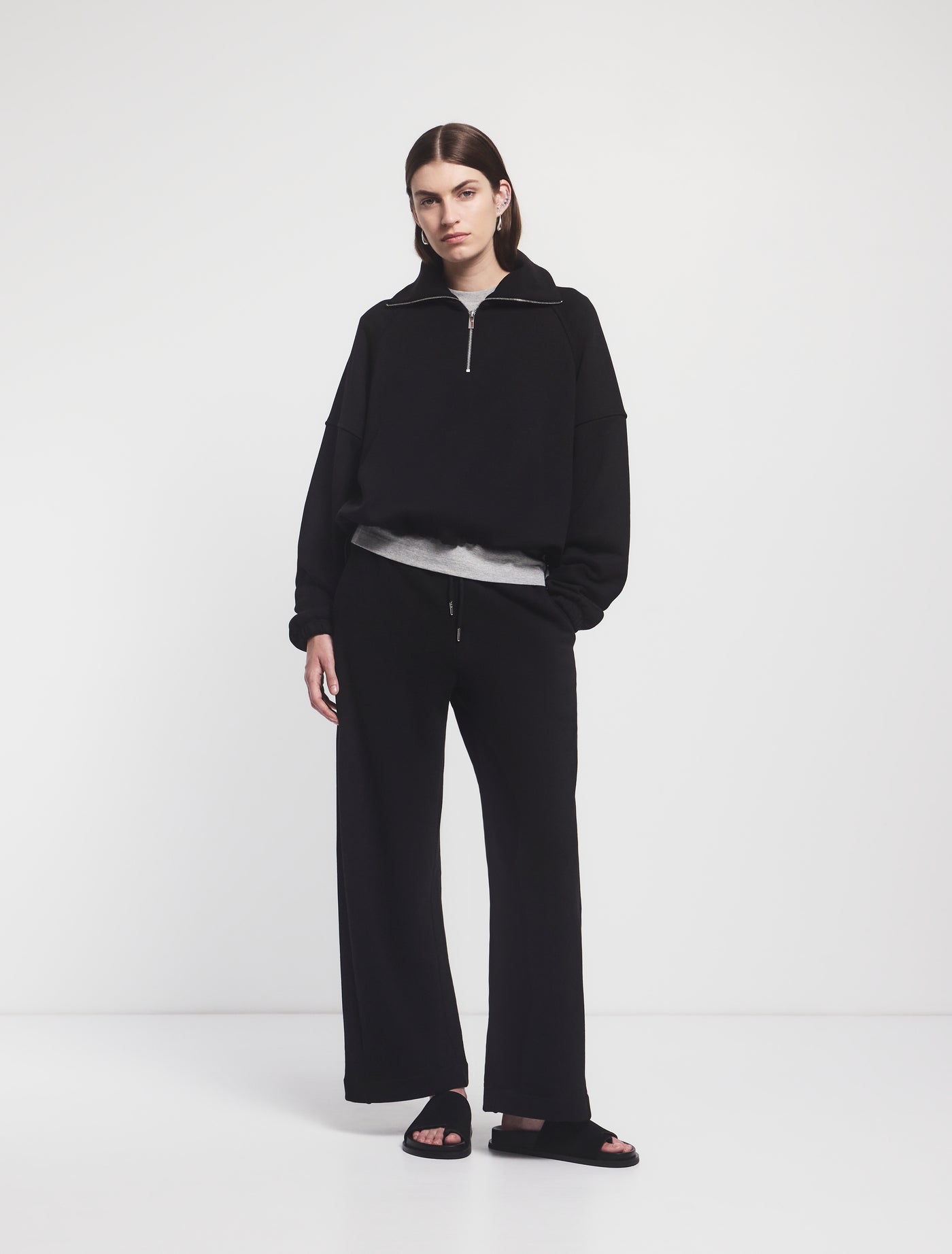 Signature Straight Leg Sweatpant in Black