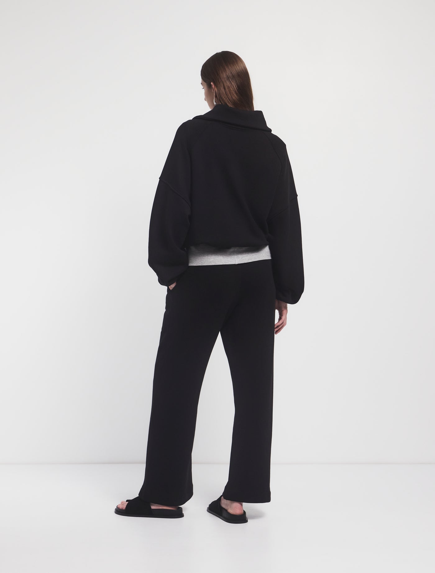 Signature Straight Leg Sweatpant in Black