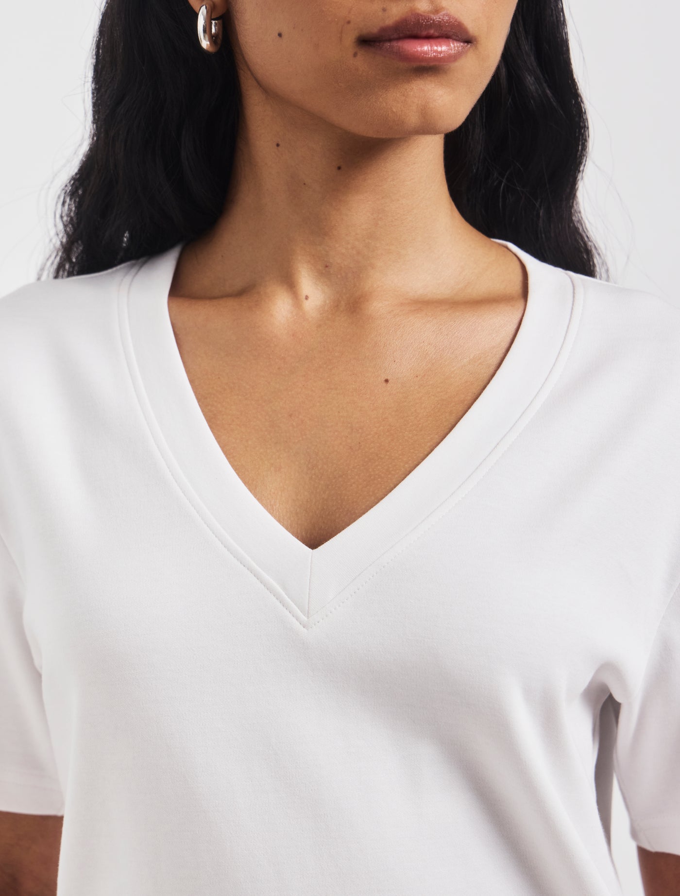 Signature V Neck T-shirt in White