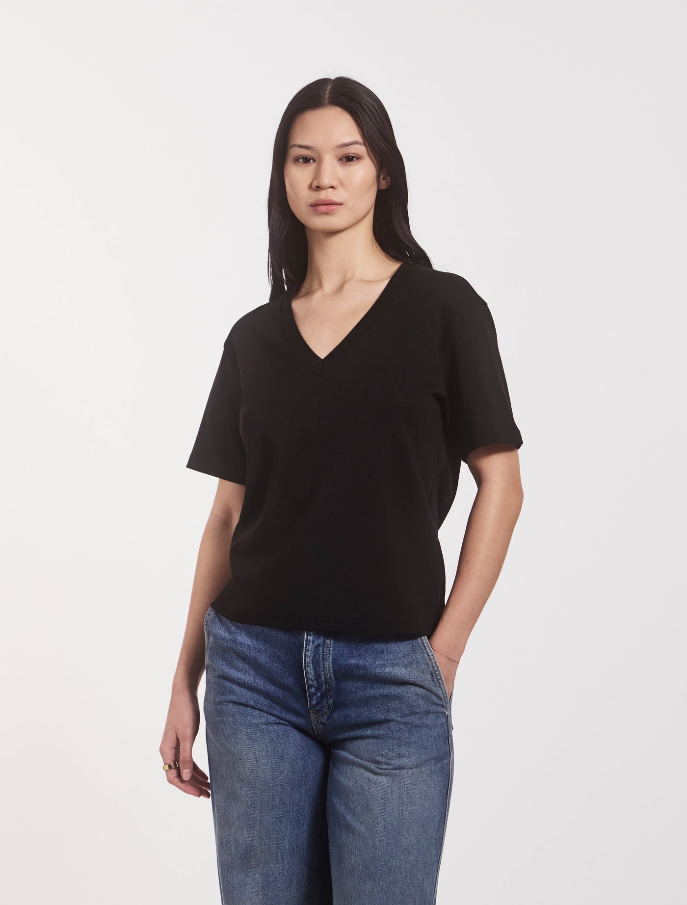 Signature V Neck T-shirt in Black