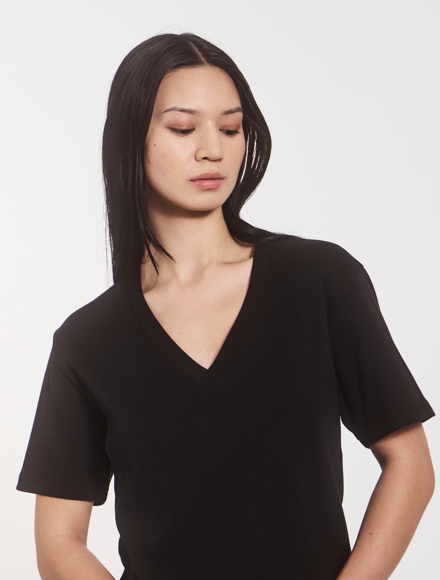 Signature V Neck T-shirt in Black