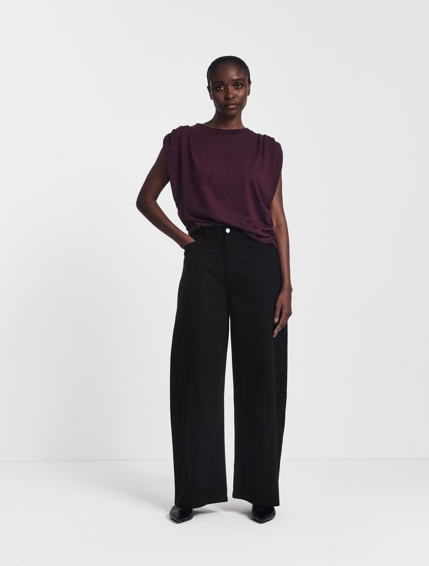 Sofia Barrel Leg Jean in Black